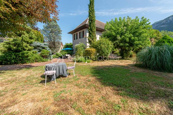 Nouvelle EXCLUSIVITÉ de votre conseiller immobilier local BSK IMMOBILIER !!!

Amoureux des bâtisses de caractère et pleines de charme implantées au cœur d’un ilot de verdure, vous allez être comblés…

Située sur la paisible commune de Sonnaz, venez découvrir cette belle propriété construite sur un terrain d’environ 2600 m² complètement arboré et offrant environ 180 m² de surface répartis sur 2 niveaux : 

Rez-de-chaussée :

- Une entrée confortable,
- Une belle pièce de vie avec espace cuisine au coin du feu, salle à manger - séjour avec ses parquets d’époque,
- Un cellier / débarras.

Premier étage :

- 4 chambres dont 1 parentale avec sa propre salle de bains,
- Un espace bureau,
- Une salle d’eau indépendante,
- Accès direct aux combles.

En annexes :

- Un sous-sol complet avec garage, chaufferie, buanderie et cave voutée. 

Concernant les points techniques de la maison :

- Chauffage assuré par un poêle à granulés et complété par des radiateurs reliés à une chaudière fioul,
- Menuiseries bois avec volets battants,
- Assainissement collectif. 

L’emplacement de cette propriété, couplé à un potentiel d’évolution important, sauront vous séduire et font de cette bâtisse un bien rare à la vente ! 

A votre disposition afin d’échanger sur ce bien et d’organiser une visite.