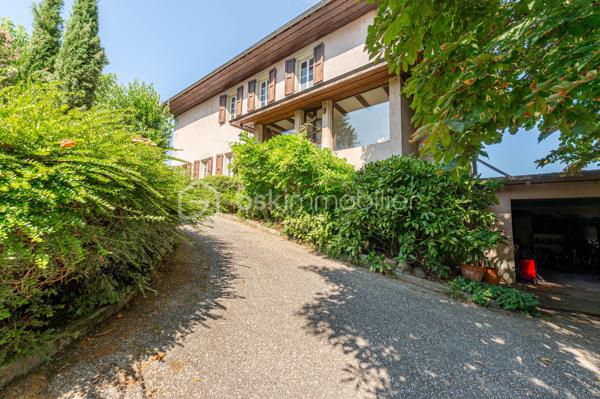 Nouvelle EXCLUSIVITÉ de votre conseiller immobilier local BSK IMMOBILIER !!!

Amoureux des bâtisses de caractère et pleines de charme implantées au cœur d’un ilot de verdure, vous allez être comblés…

Située sur la paisible commune de Sonnaz, venez découvrir cette belle propriété construite sur un terrain d’environ 2600 m² complètement arboré et offrant environ 180 m² de surface répartis sur 2 niveaux : 

Rez-de-chaussée :

- Une entrée confortable,
- Une belle pièce de vie avec espace cuisine au coin du feu, salle à manger - séjour avec ses parquets d’époque,
- Un cellier / débarras.

Premier étage :

- 4 chambres dont 1 parentale avec sa propre salle de bains,
- Un espace bureau,
- Une salle d’eau indépendante,
- Accès direct aux combles.

En annexes :

- Un sous-sol complet avec garage, chaufferie, buanderie et cave voutée. 

Concernant les points techniques de la maison :

- Chauffage assuré par un poêle à granulés et complété par des radiateurs reliés à une chaudière fioul,
- Menuiseries bois avec volets battants,
- Assainissement collectif. 

L’emplacement de cette propriété, couplé à un potentiel d’évolution important, sauront vous séduire et font de cette bâtisse un bien rare à la vente ! 

A votre disposition afin d’échanger sur ce bien et d’organiser une visite.