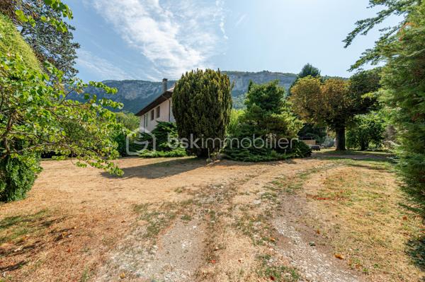 Nouvelle EXCLUSIVITÉ de votre conseiller immobilier local BSK IMMOBILIER !!!

Amoureux des bâtisses de caractère et pleines de charme implantées au cœur d’un ilot de verdure, vous allez être comblés…

Située sur la paisible commune de Sonnaz, venez découvrir cette belle propriété construite sur un terrain d’environ 2600 m² complètement arboré et offrant environ 180 m² de surface répartis sur 2 niveaux : 

Rez-de-chaussée :

- Une entrée confortable,
- Une belle pièce de vie avec espace cuisine au coin du feu, salle à manger - séjour avec ses parquets d’époque,
- Un cellier / débarras.

Premier étage :

- 4 chambres dont 1 parentale avec sa propre salle de bains,
- Un espace bureau,
- Une salle d’eau indépendante,
- Accès direct aux combles.

En annexes :

- Un sous-sol complet avec garage, chaufferie, buanderie et cave voutée. 

Concernant les points techniques de la maison :

- Chauffage assuré par un poêle à granulés et complété par des radiateurs reliés à une chaudière fioul,
- Menuiseries bois avec volets battants,
- Assainissement collectif. 

L’emplacement de cette propriété, couplé à un potentiel d’évolution important, sauront vous séduire et font de cette bâtisse un bien rare à la vente ! 

A votre disposition afin d’échanger sur ce bien et d’organiser une visite.