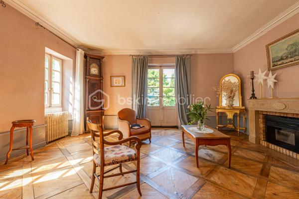 Nouvelle EXCLUSIVITÉ de votre conseiller immobilier local BSK IMMOBILIER !!!

Amoureux des bâtisses de caractère et pleines de charme implantées au cœur d’un ilot de verdure, vous allez être comblés…

Située sur la paisible commune de Sonnaz, venez découvrir cette belle propriété construite sur un terrain d’environ 2600 m² complètement arboré et offrant environ 180 m² de surface répartis sur 2 niveaux : 

Rez-de-chaussée :

- Une entrée confortable,
- Une belle pièce de vie avec espace cuisine au coin du feu, salle à manger - séjour avec ses parquets d’époque,
- Un cellier / débarras.

Premier étage :

- 4 chambres dont 1 parentale avec sa propre salle de bains,
- Un espace bureau,
- Une salle d’eau indépendante,
- Accès direct aux combles.

En annexes :

- Un sous-sol complet avec garage, chaufferie, buanderie et cave voutée. 

Concernant les points techniques de la maison :

- Chauffage assuré par un poêle à granulés et complété par des radiateurs reliés à une chaudière fioul,
- Menuiseries bois avec volets battants,
- Assainissement collectif. 

L’emplacement de cette propriété, couplé à un potentiel d’évolution important, sauront vous séduire et font de cette bâtisse un bien rare à la vente ! 

A votre disposition afin d’échanger sur ce bien et d’organiser une visite.