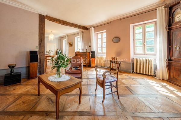 Nouvelle EXCLUSIVITÉ de votre conseiller immobilier local BSK IMMOBILIER !!!

Amoureux des bâtisses de caractère et pleines de charme implantées au cœur d’un ilot de verdure, vous allez être comblés…

Située sur la paisible commune de Sonnaz, venez découvrir cette belle propriété construite sur un terrain d’environ 2600 m² complètement arboré et offrant environ 180 m² de surface répartis sur 2 niveaux : 

Rez-de-chaussée :

- Une entrée confortable,
- Une belle pièce de vie avec espace cuisine au coin du feu, salle à manger - séjour avec ses parquets d’époque,
- Un cellier / débarras.

Premier étage :

- 4 chambres dont 1 parentale avec sa propre salle de bains,
- Un espace bureau,
- Une salle d’eau indépendante,
- Accès direct aux combles.

En annexes :

- Un sous-sol complet avec garage, chaufferie, buanderie et cave voutée. 

Concernant les points techniques de la maison :

- Chauffage assuré par un poêle à granulés et complété par des radiateurs reliés à une chaudière fioul,
- Menuiseries bois avec volets battants,
- Assainissement collectif. 

L’emplacement de cette propriété, couplé à un potentiel d’évolution important, sauront vous séduire et font de cette bâtisse un bien rare à la vente ! 

A votre disposition afin d’échanger sur ce bien et d’organiser une visite.