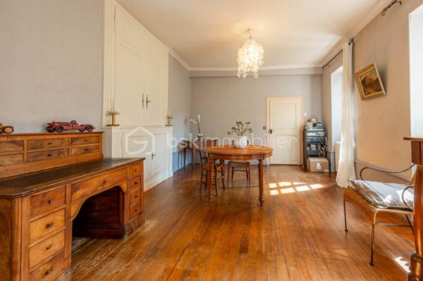 Nouvelle EXCLUSIVITÉ de votre conseiller immobilier local BSK IMMOBILIER !!!

Amoureux des bâtisses de caractère et pleines de charme implantées au cœur d’un ilot de verdure, vous allez être comblés…

Située sur la paisible commune de Sonnaz, venez découvrir cette belle propriété construite sur un terrain d’environ 2600 m² complètement arboré et offrant environ 180 m² de surface répartis sur 2 niveaux : 

Rez-de-chaussée :

- Une entrée confortable,
- Une belle pièce de vie avec espace cuisine au coin du feu, salle à manger - séjour avec ses parquets d’époque,
- Un cellier / débarras.

Premier étage :

- 4 chambres dont 1 parentale avec sa propre salle de bains,
- Un espace bureau,
- Une salle d’eau indépendante,
- Accès direct aux combles.

En annexes :

- Un sous-sol complet avec garage, chaufferie, buanderie et cave voutée. 

Concernant les points techniques de la maison :

- Chauffage assuré par un poêle à granulés et complété par des radiateurs reliés à une chaudière fioul,
- Menuiseries bois avec volets battants,
- Assainissement collectif. 

L’emplacement de cette propriété, couplé à un potentiel d’évolution important, sauront vous séduire et font de cette bâtisse un bien rare à la vente ! 

A votre disposition afin d’échanger sur ce bien et d’organiser une visite.