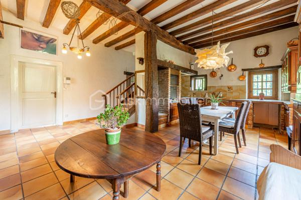 Nouvelle EXCLUSIVITÉ de votre conseiller immobilier local BSK IMMOBILIER !!!

Amoureux des bâtisses de caractère et pleines de charme implantées au cœur d’un ilot de verdure, vous allez être comblés…

Située sur la paisible commune de Sonnaz, venez découvrir cette belle propriété construite sur un terrain d’environ 2600 m² complètement arboré et offrant environ 180 m² de surface répartis sur 2 niveaux : 

Rez-de-chaussée :

- Une entrée confortable,
- Une belle pièce de vie avec espace cuisine au coin du feu, salle à manger - séjour avec ses parquets d’époque,
- Un cellier / débarras.

Premier étage :

- 4 chambres dont 1 parentale avec sa propre salle de bains,
- Un espace bureau,
- Une salle d’eau indépendante,
- Accès direct aux combles.

En annexes :

- Un sous-sol complet avec garage, chaufferie, buanderie et cave voutée. 

Concernant les points techniques de la maison :

- Chauffage assuré par un poêle à granulés et complété par des radiateurs reliés à une chaudière fioul,
- Menuiseries bois avec volets battants,
- Assainissement collectif. 

L’emplacement de cette propriété, couplé à un potentiel d’évolution important, sauront vous séduire et font de cette bâtisse un bien rare à la vente ! 

A votre disposition afin d’échanger sur ce bien et d’organiser une visite.