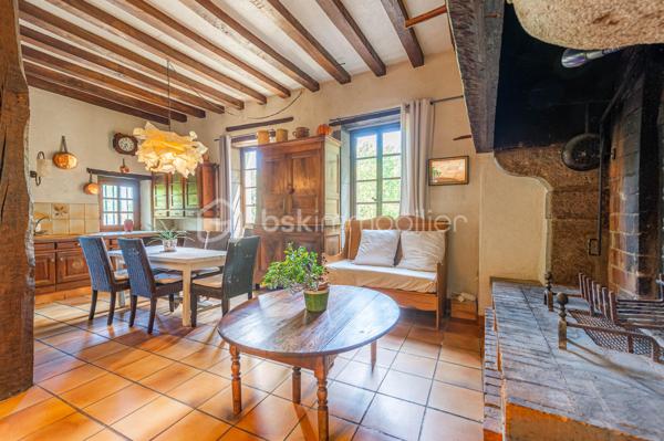 Nouvelle EXCLUSIVITÉ de votre conseiller immobilier local BSK IMMOBILIER !!!

Amoureux des bâtisses de caractère et pleines de charme implantées au cœur d’un ilot de verdure, vous allez être comblés…

Située sur la paisible commune de Sonnaz, venez découvrir cette belle propriété construite sur un terrain d’environ 2600 m² complètement arboré et offrant environ 180 m² de surface répartis sur 2 niveaux : 

Rez-de-chaussée :

- Une entrée confortable,
- Une belle pièce de vie avec espace cuisine au coin du feu, salle à manger - séjour avec ses parquets d’époque,
- Un cellier / débarras.

Premier étage :

- 4 chambres dont 1 parentale avec sa propre salle de bains,
- Un espace bureau,
- Une salle d’eau indépendante,
- Accès direct aux combles.

En annexes :

- Un sous-sol complet avec garage, chaufferie, buanderie et cave voutée. 

Concernant les points techniques de la maison :

- Chauffage assuré par un poêle à granulés et complété par des radiateurs reliés à une chaudière fioul,
- Menuiseries bois avec volets battants,
- Assainissement collectif. 

L’emplacement de cette propriété, couplé à un potentiel d’évolution important, sauront vous séduire et font de cette bâtisse un bien rare à la vente ! 

A votre disposition afin d’échanger sur ce bien et d’organiser une visite.