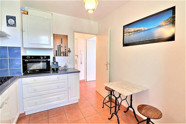 Appartement T3 dernier étage - terrasse 25 m2 - ascenseur - marseille 13012 La Fourragère