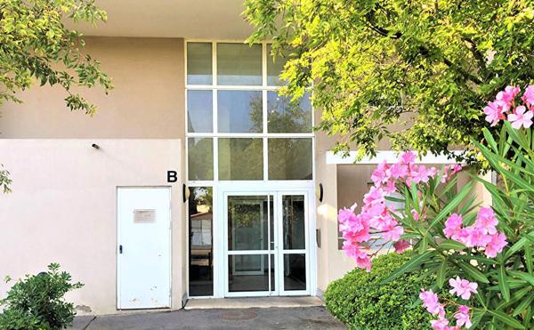 Appartement T3 dernier étage - terrasse 25 m2 - ascenseur - marseille 13012 La Fourragère