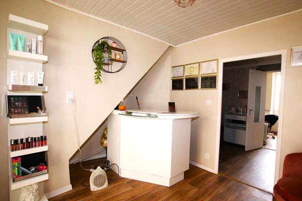 Immeuble 2 appartements + 2 commerces