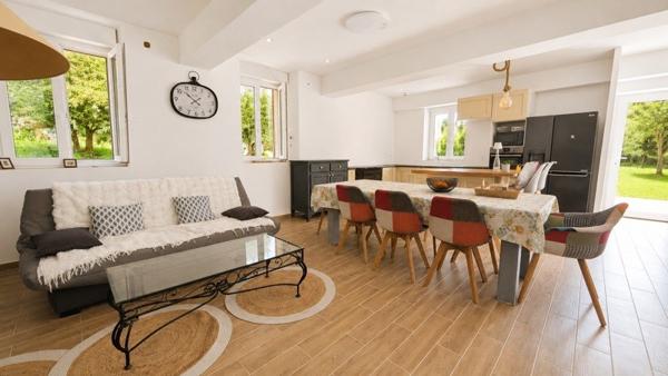 Maison 300 000 € Le Pont-de-Beauvoisin 8 p 209 m² DPE C