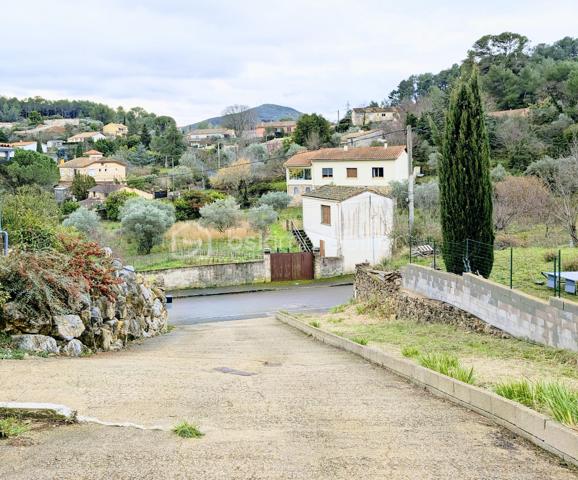 TERRAIN CONSTRUCTIBLE DE 450 M² A LODEVE 34700. Je vous propose ce terrain constructible viabilisé de 450 m², situé sur les hauteurs de la ville de Lodève (34 700), hors lotissement. Les études de sol G1 et G2 ont été réalisées. Viabilisé, ce terrain offre de belles perspectives de construction.
