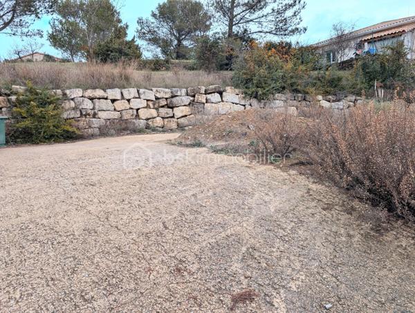 TERRAIN CONSTRUCTIBLE DE 450 M² A LODEVE 34700. Je vous propose ce terrain constructible viabilisé de 450 m², situé sur les hauteurs de la ville de Lodève (34 700), hors lotissement. Les études de sol G1 et G2 ont été réalisées. Viabilisé, ce terrain offre de belles perspectives de construction.