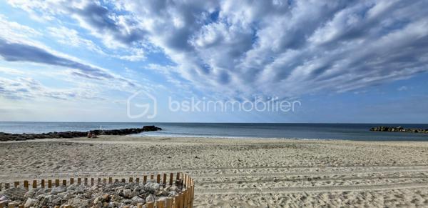 Je vous invite à visiter ce bel appartement très bien agencé situé avenue de Saint Maurice à Palavas-les-Flots dans une petite résidence bien entretenue les pieds dans le sable!
L'appartement rénové et traversant, au 2ème et dernier étage, est composé d'une entrée avec dégagement, une pièce de vie lumineuse avec sa cuisine ouverte entièrement aménagée et équipée, une belle terrasse avec vue mer et étangs, une salle de douche avec WC, 2 chambres confortables avec grands placards.
Un cellier en rez-de-chaussée offre un espace de stockage supplémentaire.
Pas de stationnement privatif mais possibilité de stationner dans l'impasse attenante.
Les plus de cet appartement: son emplacement premium sur la plage, sa belle terrasse avec vue latérale sur la mer et pleine vue sur les étangs, l'agencement parfait et fonctionnel, la luminosité, le calme et la surface habitable bien répartie! De plus, l'appartement est vendu clé en main avec son mobilier, ses équipements et la décoration.
Une belle opportunité pour un pied à terre, une résidence principale ou un investissement locatif!
La pose d'un système de climatisation a été approuvée par la copropriété.
Contactez moi rapidement. Vidéo de l'appartement sur demande.