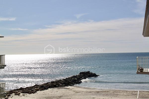 Je vous invite à visiter ce bel appartement très bien agencé situé avenue de Saint Maurice à Palavas-les-Flots dans une petite résidence bien entretenue les pieds dans le sable!
L'appartement rénové et traversant, au 2ème et dernier étage, est composé d'une entrée avec dégagement, une pièce de vie lumineuse avec sa cuisine ouverte entièrement aménagée et équipée, une belle terrasse avec vue mer et étangs, une salle de douche avec WC, 2 chambres confortables avec grands placards.
Un cellier en rez-de-chaussée offre un espace de stockage supplémentaire.
Pas de stationnement privatif mais possibilité de stationner dans l'impasse attenante.
Les plus de cet appartement: son emplacement premium sur la plage, sa belle terrasse avec vue latérale sur la mer et pleine vue sur les étangs, l'agencement parfait et fonctionnel, la luminosité, le calme et la surface habitable bien répartie! De plus, l'appartement est vendu clé en main avec son mobilier, ses équipements et la décoration.
Une belle opportunité pour un pied à terre, une résidence principale ou un investissement locatif!
La pose d'un système de climatisation a été approuvée par la copropriété.
Contactez moi rapidement. Vidéo de l'appartement sur demande.