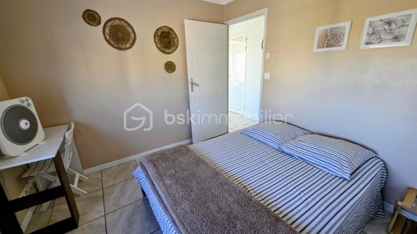 Je vous invite à visiter ce bel appartement très bien agencé situé avenue de Saint Maurice à Palavas-les-Flots dans une petite résidence bien entretenue les pieds dans le sable!
L'appartement rénové et traversant, au 2ème et dernier étage, est composé d'une entrée avec dégagement, une pièce de vie lumineuse avec sa cuisine ouverte entièrement aménagée et équipée, une belle terrasse avec vue mer et étangs, une salle de douche avec WC, 2 chambres confortables avec grands placards.
Un cellier en rez-de-chaussée offre un espace de stockage supplémentaire.
Pas de stationnement privatif mais possibilité de stationner dans l'impasse attenante.
Les plus de cet appartement: son emplacement premium sur la plage, sa belle terrasse avec vue latérale sur la mer et pleine vue sur les étangs, l'agencement parfait et fonctionnel, la luminosité, le calme et la surface habitable bien répartie! De plus, l'appartement est vendu clé en main avec son mobilier, ses équipements et la décoration.
Une belle opportunité pour un pied à terre, une résidence principale ou un investissement locatif!
La pose d'un système de climatisation a été approuvée par la copropriété.
Contactez moi rapidement. Vidéo de l'appartement sur demande.