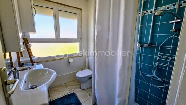 Je vous invite à visiter ce bel appartement très bien agencé situé avenue de Saint Maurice à Palavas-les-Flots dans une petite résidence bien entretenue les pieds dans le sable!
L'appartement rénové et traversant, au 2ème et dernier étage, est composé d'une entrée avec dégagement, une pièce de vie lumineuse avec sa cuisine ouverte entièrement aménagée et équipée, une belle terrasse avec vue mer et étangs, une salle de douche avec WC, 2 chambres confortables avec grands placards.
Un cellier en rez-de-chaussée offre un espace de stockage supplémentaire.
Pas de stationnement privatif mais possibilité de stationner dans l'impasse attenante.
Les plus de cet appartement: son emplacement premium sur la plage, sa belle terrasse avec vue latérale sur la mer et pleine vue sur les étangs, l'agencement parfait et fonctionnel, la luminosité, le calme et la surface habitable bien répartie! De plus, l'appartement est vendu clé en main avec son mobilier, ses équipements et la décoration.
Une belle opportunité pour un pied à terre, une résidence principale ou un investissement locatif!
La pose d'un système de climatisation a été approuvée par la copropriété.
Contactez moi rapidement. Vidéo de l'appartement sur demande.
