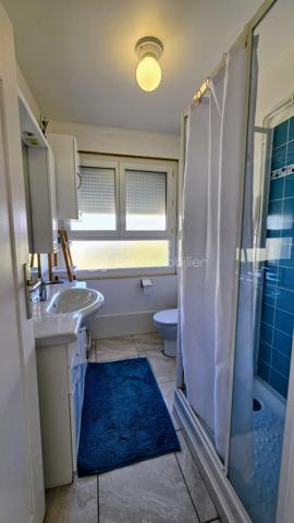Je vous invite à visiter ce bel appartement très bien agencé situé avenue de Saint Maurice à Palavas-les-Flots dans une petite résidence bien entretenue les pieds dans le sable!
L'appartement rénové et traversant, au 2ème et dernier étage, est composé d'une entrée avec dégagement, une pièce de vie lumineuse avec sa cuisine ouverte entièrement aménagée et équipée, une belle terrasse avec vue mer et étangs, une salle de douche avec WC, 2 chambres confortables avec grands placards.
Un cellier en rez-de-chaussée offre un espace de stockage supplémentaire.
Pas de stationnement privatif mais possibilité de stationner dans l'impasse attenante.
Les plus de cet appartement: son emplacement premium sur la plage, sa belle terrasse avec vue latérale sur la mer et pleine vue sur les étangs, l'agencement parfait et fonctionnel, la luminosité, le calme et la surface habitable bien répartie! De plus, l'appartement est vendu clé en main avec son mobilier, ses équipements et la décoration.
Une belle opportunité pour un pied à terre, une résidence principale ou un investissement locatif!
La pose d'un système de climatisation a été approuvée par la copropriété.
Contactez moi rapidement. Vidéo de l'appartement sur demande.