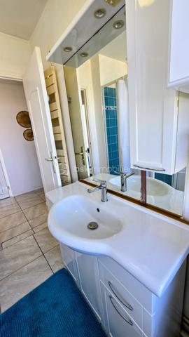 Je vous invite à visiter ce bel appartement très bien agencé situé avenue de Saint Maurice à Palavas-les-Flots dans une petite résidence bien entretenue les pieds dans le sable!
L'appartement rénové et traversant, au 2ème et dernier étage, est composé d'une entrée avec dégagement, une pièce de vie lumineuse avec sa cuisine ouverte entièrement aménagée et équipée, une belle terrasse avec vue mer et étangs, une salle de douche avec WC, 2 chambres confortables avec grands placards.
Un cellier en rez-de-chaussée offre un espace de stockage supplémentaire.
Pas de stationnement privatif mais possibilité de stationner dans l'impasse attenante.
Les plus de cet appartement: son emplacement premium sur la plage, sa belle terrasse avec vue latérale sur la mer et pleine vue sur les étangs, l'agencement parfait et fonctionnel, la luminosité, le calme et la surface habitable bien répartie! De plus, l'appartement est vendu clé en main avec son mobilier, ses équipements et la décoration.
Une belle opportunité pour un pied à terre, une résidence principale ou un investissement locatif!
La pose d'un système de climatisation a été approuvée par la copropriété.
Contactez moi rapidement. Vidéo de l'appartement sur demande.