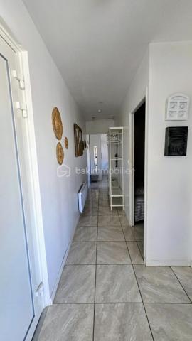 Je vous invite à visiter ce bel appartement très bien agencé situé avenue de Saint Maurice à Palavas-les-Flots dans une petite résidence bien entretenue les pieds dans le sable!
L'appartement rénové et traversant, au 2ème et dernier étage, est composé d'une entrée avec dégagement, une pièce de vie lumineuse avec sa cuisine ouverte entièrement aménagée et équipée, une belle terrasse avec vue mer et étangs, une salle de douche avec WC, 2 chambres confortables avec grands placards.
Un cellier en rez-de-chaussée offre un espace de stockage supplémentaire.
Pas de stationnement privatif mais possibilité de stationner dans l'impasse attenante.
Les plus de cet appartement: son emplacement premium sur la plage, sa belle terrasse avec vue latérale sur la mer et pleine vue sur les étangs, l'agencement parfait et fonctionnel, la luminosité, le calme et la surface habitable bien répartie! De plus, l'appartement est vendu clé en main avec son mobilier, ses équipements et la décoration.
Une belle opportunité pour un pied à terre, une résidence principale ou un investissement locatif!
La pose d'un système de climatisation a été approuvée par la copropriété.
Contactez moi rapidement. Vidéo de l'appartement sur demande.