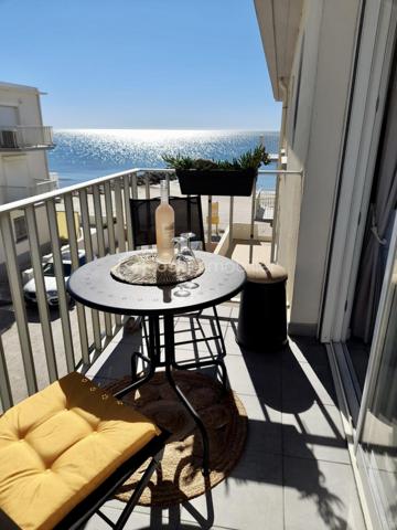 Je vous invite à visiter ce bel appartement très bien agencé situé avenue de Saint Maurice à Palavas-les-Flots dans une petite résidence bien entretenue les pieds dans le sable!
L'appartement rénové et traversant, au 2ème et dernier étage, est composé d'une entrée avec dégagement, une pièce de vie lumineuse avec sa cuisine ouverte entièrement aménagée et équipée, une belle terrasse avec vue mer et étangs, une salle de douche avec WC, 2 chambres confortables avec grands placards.
Un cellier en rez-de-chaussée offre un espace de stockage supplémentaire.
Pas de stationnement privatif mais possibilité de stationner dans l'impasse attenante.
Les plus de cet appartement: son emplacement premium sur la plage, sa belle terrasse avec vue latérale sur la mer et pleine vue sur les étangs, l'agencement parfait et fonctionnel, la luminosité, le calme et la surface habitable bien répartie! De plus, l'appartement est vendu clé en main avec son mobilier, ses équipements et la décoration.
Une belle opportunité pour un pied à terre, une résidence principale ou un investissement locatif!
La pose d'un système de climatisation a été approuvée par la copropriété.
Contactez moi rapidement. Vidéo de l'appartement sur demande.