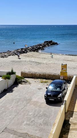 Je vous invite à visiter ce bel appartement très bien agencé situé avenue de Saint Maurice à Palavas-les-Flots dans une petite résidence bien entretenue les pieds dans le sable!
L'appartement rénové et traversant, au 2ème et dernier étage, est composé d'une entrée avec dégagement, une pièce de vie lumineuse avec sa cuisine ouverte entièrement aménagée et équipée, une belle terrasse avec vue mer et étangs, une salle de douche avec WC, 2 chambres confortables avec grands placards.
Un cellier en rez-de-chaussée offre un espace de stockage supplémentaire.
Pas de stationnement privatif mais possibilité de stationner dans l'impasse attenante.
Les plus de cet appartement: son emplacement premium sur la plage, sa belle terrasse avec vue latérale sur la mer et pleine vue sur les étangs, l'agencement parfait et fonctionnel, la luminosité, le calme et la surface habitable bien répartie! De plus, l'appartement est vendu clé en main avec son mobilier, ses équipements et la décoration.
Une belle opportunité pour un pied à terre, une résidence principale ou un investissement locatif!
La pose d'un système de climatisation a été approuvée par la copropriété.
Contactez moi rapidement. Vidéo de l'appartement sur demande.