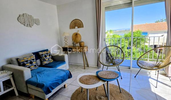 Je vous invite à visiter ce bel appartement très bien agencé situé avenue de Saint Maurice à Palavas-les-Flots dans une petite résidence bien entretenue les pieds dans le sable!
L'appartement rénové et traversant, au 2ème et dernier étage, est composé d'une entrée avec dégagement, une pièce de vie lumineuse avec sa cuisine ouverte entièrement aménagée et équipée, une belle terrasse avec vue mer et étangs, une salle de douche avec WC, 2 chambres confortables avec grands placards.
Un cellier en rez-de-chaussée offre un espace de stockage supplémentaire.
Pas de stationnement privatif mais possibilité de stationner dans l'impasse attenante.
Les plus de cet appartement: son emplacement premium sur la plage, sa belle terrasse avec vue latérale sur la mer et pleine vue sur les étangs, l'agencement parfait et fonctionnel, la luminosité, le calme et la surface habitable bien répartie! De plus, l'appartement est vendu clé en main avec son mobilier, ses équipements et la décoration.
Une belle opportunité pour un pied à terre, une résidence principale ou un investissement locatif!
La pose d'un système de climatisation a été approuvée par la copropriété.
Contactez moi rapidement. Vidéo de l'appartement sur demande.