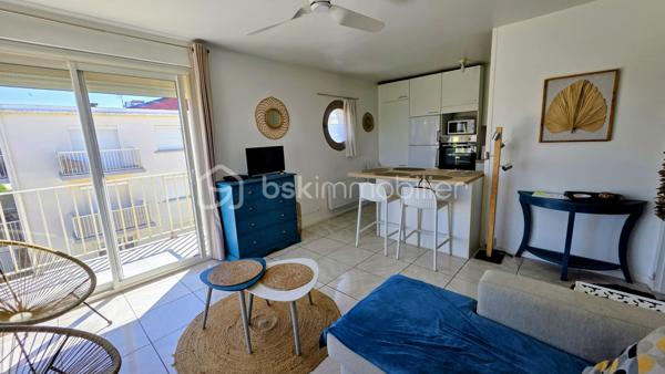 Je vous invite à visiter ce bel appartement très bien agencé situé avenue de Saint Maurice à Palavas-les-Flots dans une petite résidence bien entretenue les pieds dans le sable!
L'appartement rénové et traversant, au 2ème et dernier étage, est composé d'une entrée avec dégagement, une pièce de vie lumineuse avec sa cuisine ouverte entièrement aménagée et équipée, une belle terrasse avec vue mer et étangs, une salle de douche avec WC, 2 chambres confortables avec grands placards.
Un cellier en rez-de-chaussée offre un espace de stockage supplémentaire.
Pas de stationnement privatif mais possibilité de stationner dans l'impasse attenante.
Les plus de cet appartement: son emplacement premium sur la plage, sa belle terrasse avec vue latérale sur la mer et pleine vue sur les étangs, l'agencement parfait et fonctionnel, la luminosité, le calme et la surface habitable bien répartie! De plus, l'appartement est vendu clé en main avec son mobilier, ses équipements et la décoration.
Une belle opportunité pour un pied à terre, une résidence principale ou un investissement locatif!
La pose d'un système de climatisation a été approuvée par la copropriété.
Contactez moi rapidement. Vidéo de l'appartement sur demande.