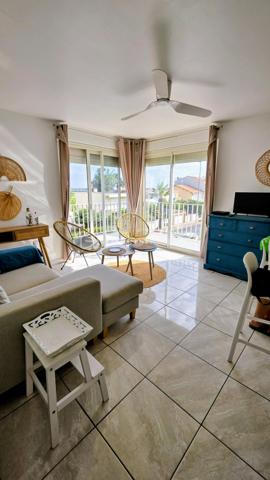 Je vous invite à visiter ce bel appartement très bien agencé situé avenue de Saint Maurice à Palavas-les-Flots dans une petite résidence bien entretenue les pieds dans le sable!
L'appartement rénové et traversant, au 2ème et dernier étage, est composé d'une entrée avec dégagement, une pièce de vie lumineuse avec sa cuisine ouverte entièrement aménagée et équipée, une belle terrasse avec vue mer et étangs, une salle de douche avec WC, 2 chambres confortables avec grands placards.
Un cellier en rez-de-chaussée offre un espace de stockage supplémentaire.
Pas de stationnement privatif mais possibilité de stationner dans l'impasse attenante.
Les plus de cet appartement: son emplacement premium sur la plage, sa belle terrasse avec vue latérale sur la mer et pleine vue sur les étangs, l'agencement parfait et fonctionnel, la luminosité, le calme et la surface habitable bien répartie! De plus, l'appartement est vendu clé en main avec son mobilier, ses équipements et la décoration.
Une belle opportunité pour un pied à terre, une résidence principale ou un investissement locatif!
La pose d'un système de climatisation a été approuvée par la copropriété.
Contactez moi rapidement. Vidéo de l'appartement sur demande.