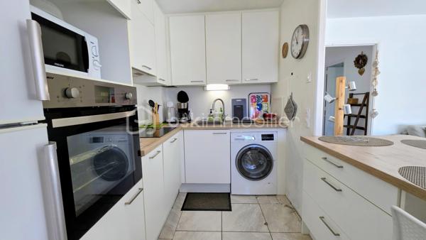 Je vous invite à visiter ce bel appartement très bien agencé situé avenue de Saint Maurice à Palavas-les-Flots dans une petite résidence bien entretenue les pieds dans le sable!
L'appartement rénové et traversant, au 2ème et dernier étage, est composé d'une entrée avec dégagement, une pièce de vie lumineuse avec sa cuisine ouverte entièrement aménagée et équipée, une belle terrasse avec vue mer et étangs, une salle de douche avec WC, 2 chambres confortables avec grands placards.
Un cellier en rez-de-chaussée offre un espace de stockage supplémentaire.
Pas de stationnement privatif mais possibilité de stationner dans l'impasse attenante.
Les plus de cet appartement: son emplacement premium sur la plage, sa belle terrasse avec vue latérale sur la mer et pleine vue sur les étangs, l'agencement parfait et fonctionnel, la luminosité, le calme et la surface habitable bien répartie! De plus, l'appartement est vendu clé en main avec son mobilier, ses équipements et la décoration.
Une belle opportunité pour un pied à terre, une résidence principale ou un investissement locatif!
La pose d'un système de climatisation a été approuvée par la copropriété.
Contactez moi rapidement. Vidéo de l'appartement sur demande.