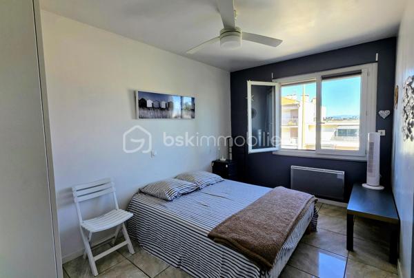 Je vous invite à visiter ce bel appartement très bien agencé situé avenue de Saint Maurice à Palavas-les-Flots dans une petite résidence bien entretenue les pieds dans le sable!
L'appartement rénové et traversant, au 2ème et dernier étage, est composé d'une entrée avec dégagement, une pièce de vie lumineuse avec sa cuisine ouverte entièrement aménagée et équipée, une belle terrasse avec vue mer et étangs, une salle de douche avec WC, 2 chambres confortables avec grands placards.
Un cellier en rez-de-chaussée offre un espace de stockage supplémentaire.
Pas de stationnement privatif mais possibilité de stationner dans l'impasse attenante.
Les plus de cet appartement: son emplacement premium sur la plage, sa belle terrasse avec vue latérale sur la mer et pleine vue sur les étangs, l'agencement parfait et fonctionnel, la luminosité, le calme et la surface habitable bien répartie! De plus, l'appartement est vendu clé en main avec son mobilier, ses équipements et la décoration.
Une belle opportunité pour un pied à terre, une résidence principale ou un investissement locatif!
La pose d'un système de climatisation a été approuvée par la copropriété.
Contactez moi rapidement. Vidéo de l'appartement sur demande.