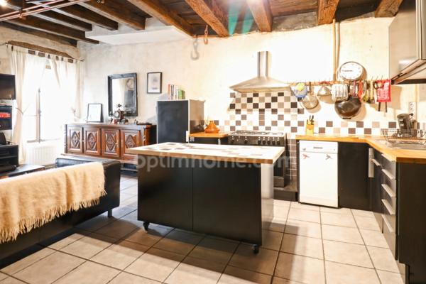 Maison de charme de 104 m² - 4 pièces - 3 chambres ave cour et garage - MAGNAC LAVAL (87)