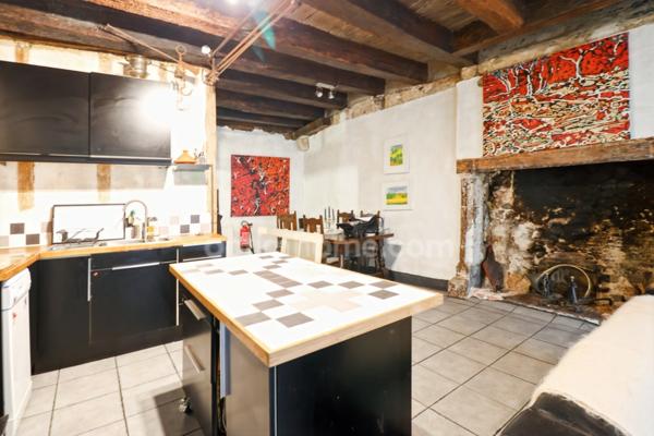 Maison de charme de 104 m² - 4 pièces - 3 chambres ave cour et garage - MAGNAC LAVAL (87)