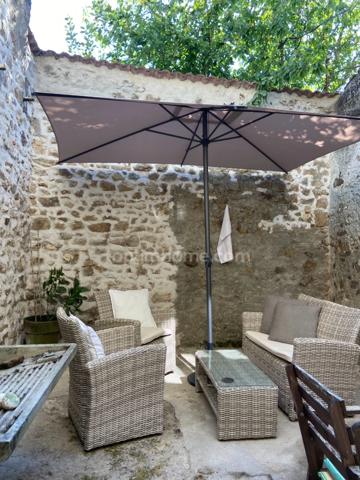 Maison de charme de 104 m² - 4 pièces - 3 chambres ave cour et garage - MAGNAC LAVAL (87)