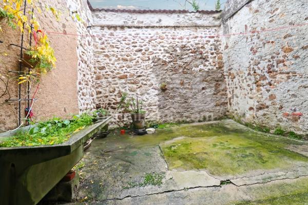 Maison de charme de 104 m² - 4 pièces - 3 chambres ave cour et garage - MAGNAC LAVAL (87)