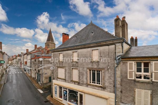 Maison de charme de 104 m² - 4 pièces - 3 chambres ave cour et garage - MAGNAC LAVAL (87)