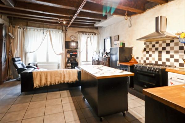 Maison de charme de 104 m² - 4 pièces - 3 chambres ave cour et garage - MAGNAC LAVAL (87)