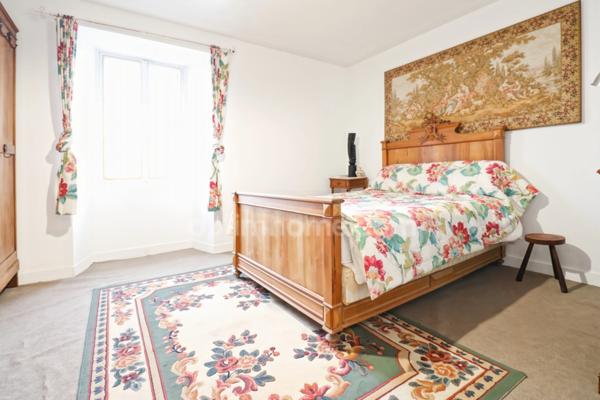 Maison de charme de 104 m² - 4 pièces - 3 chambres ave cour et garage - MAGNAC LAVAL (87)