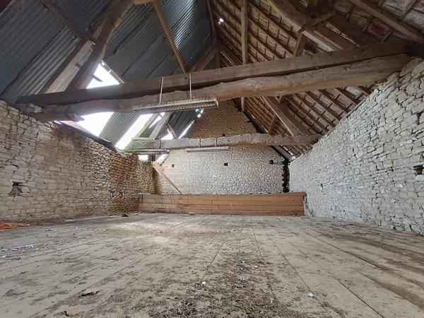Grange à aménager 140m2 + dépendance 25m2