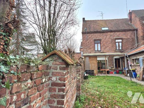 Charmante maison de ville des années 1930, alliant cachet de l'ancien et beaux volumes, située ...