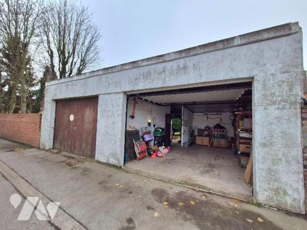 Charmante maison de ville des années 1930, alliant cachet de l'ancien et beaux volumes, située ...