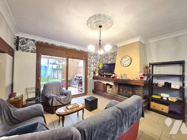 Charmante maison de ville des années 1930, alliant cachet de l'ancien et beaux volumes, située ...