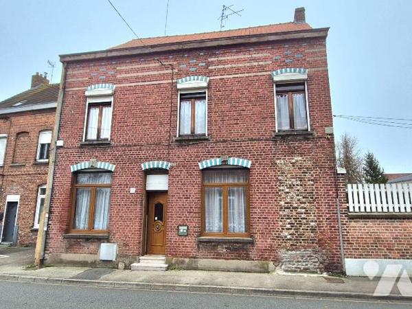 Charmante maison de ville des années 1930, alliant cachet de l'ancien et beaux volumes, située ...