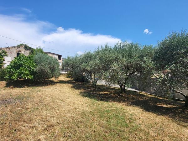 Maison à rénover, 2 garages, terrain constructible, oliviers, L Escale