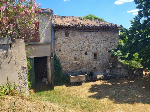 Maison à rénover, 2 garages, terrain constructible, oliviers, L Escale