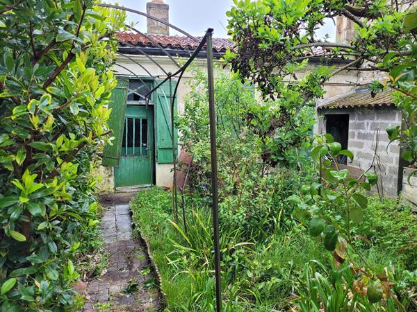ROCHEFORT maison de ville à étage de 121 m² de type 3 avec jardin et dépendance de 35 m²