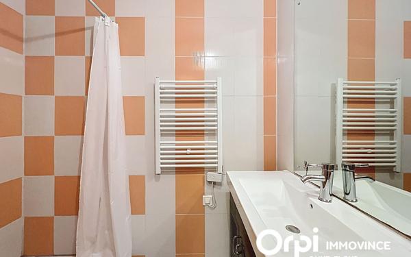 Immeuble à vendre    6 pièces • 88 m2 Neuvéglise