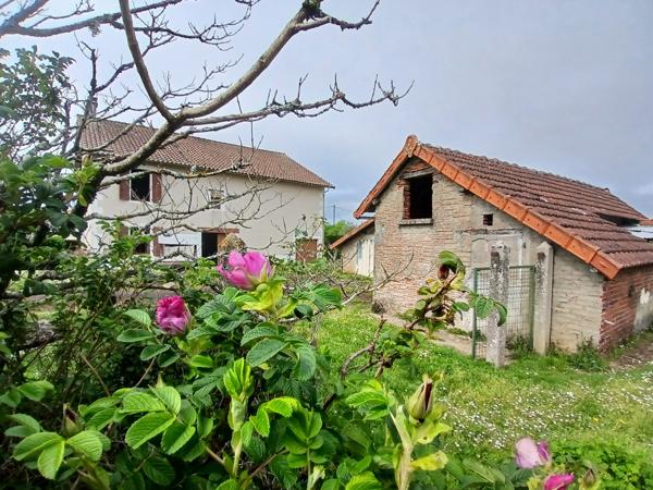 Maison de village avec dépendances, terrain clos et fort potentiel