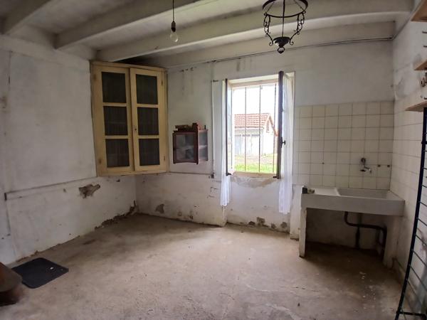 Maison de village avec dépendances, terrain clos et fort potentiel
