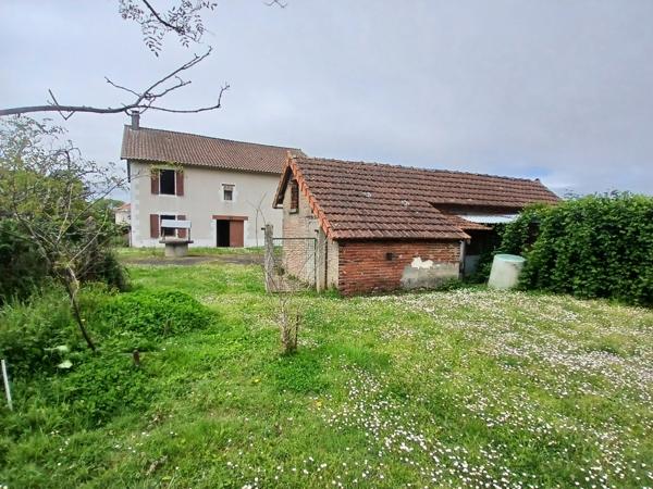 Maison de village avec dépendances, terrain clos et fort potentiel