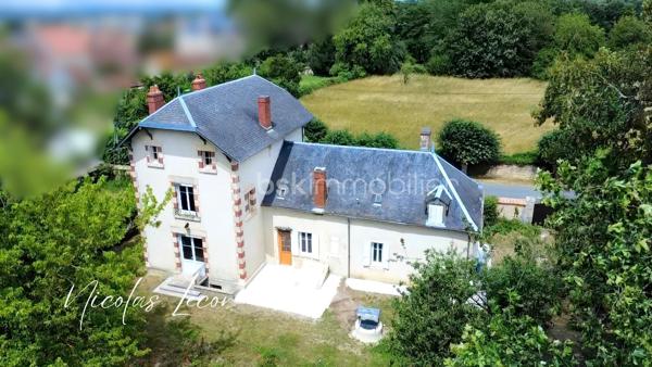 Découvrez cette charmante maison de maître aux volumes généreux, offrant environ 210 m² habitables répartis sur trois niveaux, au cœur d'un environnement calme et verdoyant.

Dès l'entrée, vous serez séduits par les beaux volumes et le cachet préservé de la propriété : moulures, pièces lumineuses et circulation fluide.

Le rez-de-chaussée se compose d'une vaste entrée, d'un salon élégant, d'une salle à manger conviviale ouverte sur le jardin grâce à de larges ouvertures vitrées, ainsi que d'une cuisine aménagée et équipée.

Une seconde partie communicante complète ce niveau et offre de nombreuses possibilités : logement indépendant, activité libérale, accueil familial ou projet locatif. Elle comprend notamment une chambre, une salle de bains avec WC Hudson, un second wc indépendant, deux entrées indépendantes, coin débarras et un espace chaufferie.

À l'étage, vous trouverez plusieurs espaces nuit comprenant trois chambres dont deux suites parentale avec point d'eau privatif, un bureau ainsi qu'une salle d'eau récente avec WC.

Le dernier niveau accueille deux chambres supplémentaires et un WC avec lave-mains.

À l'extérieur, le terrain clos et arboré d'environ 2 700 m² constitue un véritable havre de paix. Vous profiterez d'un verger, de vignes, de kiwis et bien d'autres, d'un puits fonctionnel ainsi que d'un espace piscinable.

Les dépendances viennent compléter l'ensemble avec :

- Une grande dépendance servant actuellement de garage avec mezzanine de stockage 
- Un abri pour camping-car 
- Un carport 
- Deux caves

Côté prestations :

- Pompe à chaleur air/eau installée en 2023 sous contrat d'entretien 
- Ballon thermodynamique 
- Double vitrage PVC 
- Électricité entièrement refaite en 2026
- Tout-à-l'égout

Une propriété pleine de charme, parfaitement entretenue, offrant de multiples possibilités d'aménagement : grande maison familiale, projet intergénérationnel, activité professionnelle ou investissement locatif.