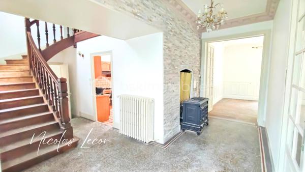 Découvrez cette charmante maison de maître aux volumes généreux, offrant environ 210 m² habitables répartis sur trois niveaux, au cœur d'un environnement calme et verdoyant.

Dès l'entrée, vous serez séduits par les beaux volumes et le cachet préservé de la propriété : moulures, pièces lumineuses et circulation fluide.

Le rez-de-chaussée se compose d'une vaste entrée, d'un salon élégant, d'une salle à manger conviviale ouverte sur le jardin grâce à de larges ouvertures vitrées, ainsi que d'une cuisine aménagée et équipée.

Une seconde partie communicante complète ce niveau et offre de nombreuses possibilités : logement indépendant, activité libérale, accueil familial ou projet locatif. Elle comprend notamment une chambre, une salle de bains avec WC Hudson, un second wc indépendant, deux entrées indépendantes, coin débarras et un espace chaufferie.

À l'étage, vous trouverez plusieurs espaces nuit comprenant trois chambres dont deux suites parentale avec point d'eau privatif, un bureau ainsi qu'une salle d'eau récente avec WC.

Le dernier niveau accueille deux chambres supplémentaires et un WC avec lave-mains.

À l'extérieur, le terrain clos et arboré d'environ 2 700 m² constitue un véritable havre de paix. Vous profiterez d'un verger, de vignes, de kiwis et bien d'autres, d'un puits fonctionnel ainsi que d'un espace piscinable.

Les dépendances viennent compléter l'ensemble avec :

- Une grande dépendance servant actuellement de garage avec mezzanine de stockage 
- Un abri pour camping-car 
- Un carport 
- Deux caves

Côté prestations :

- Pompe à chaleur air/eau installée en 2023 sous contrat d'entretien 
- Ballon thermodynamique 
- Double vitrage PVC 
- Électricité entièrement refaite en 2026
- Tout-à-l'égout

Une propriété pleine de charme, parfaitement entretenue, offrant de multiples possibilités d'aménagement : grande maison familiale, projet intergénérationnel, activité professionnelle ou investissement locatif.