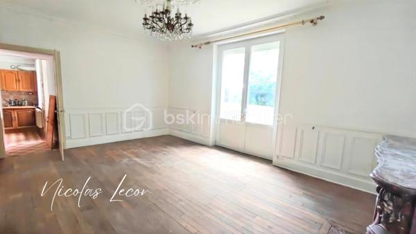 Découvrez cette charmante maison de maître aux volumes généreux, offrant environ 210 m² habitables répartis sur trois niveaux, au cœur d'un environnement calme et verdoyant.

Dès l'entrée, vous serez séduits par les beaux volumes et le cachet préservé de la propriété : moulures, pièces lumineuses et circulation fluide.

Le rez-de-chaussée se compose d'une vaste entrée, d'un salon élégant, d'une salle à manger conviviale ouverte sur le jardin grâce à de larges ouvertures vitrées, ainsi que d'une cuisine aménagée et équipée.

Une seconde partie communicante complète ce niveau et offre de nombreuses possibilités : logement indépendant, activité libérale, accueil familial ou projet locatif. Elle comprend notamment une chambre, une salle de bains avec WC Hudson, un second wc indépendant, deux entrées indépendantes, coin débarras et un espace chaufferie.

À l'étage, vous trouverez plusieurs espaces nuit comprenant trois chambres dont deux suites parentale avec point d'eau privatif, un bureau ainsi qu'une salle d'eau récente avec WC.

Le dernier niveau accueille deux chambres supplémentaires et un WC avec lave-mains.

À l'extérieur, le terrain clos et arboré d'environ 2 700 m² constitue un véritable havre de paix. Vous profiterez d'un verger, de vignes, de kiwis et bien d'autres, d'un puits fonctionnel ainsi que d'un espace piscinable.

Les dépendances viennent compléter l'ensemble avec :

- Une grande dépendance servant actuellement de garage avec mezzanine de stockage 
- Un abri pour camping-car 
- Un carport 
- Deux caves

Côté prestations :

- Pompe à chaleur air/eau installée en 2023 sous contrat d'entretien 
- Ballon thermodynamique 
- Double vitrage PVC 
- Électricité entièrement refaite en 2026
- Tout-à-l'égout

Une propriété pleine de charme, parfaitement entretenue, offrant de multiples possibilités d'aménagement : grande maison familiale, projet intergénérationnel, activité professionnelle ou investissement locatif.